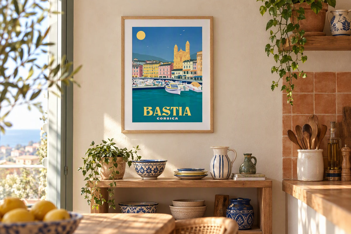 Affiche Bastia encadrée au-dessus d'une étagère en bois dans une cuisine méditerranéenne