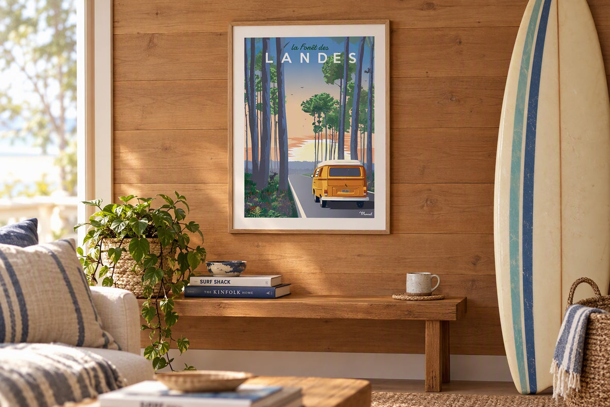 Affiche Forêt des Landes encadrée dans un salon esprit surf au-dessus d'un banc en bois