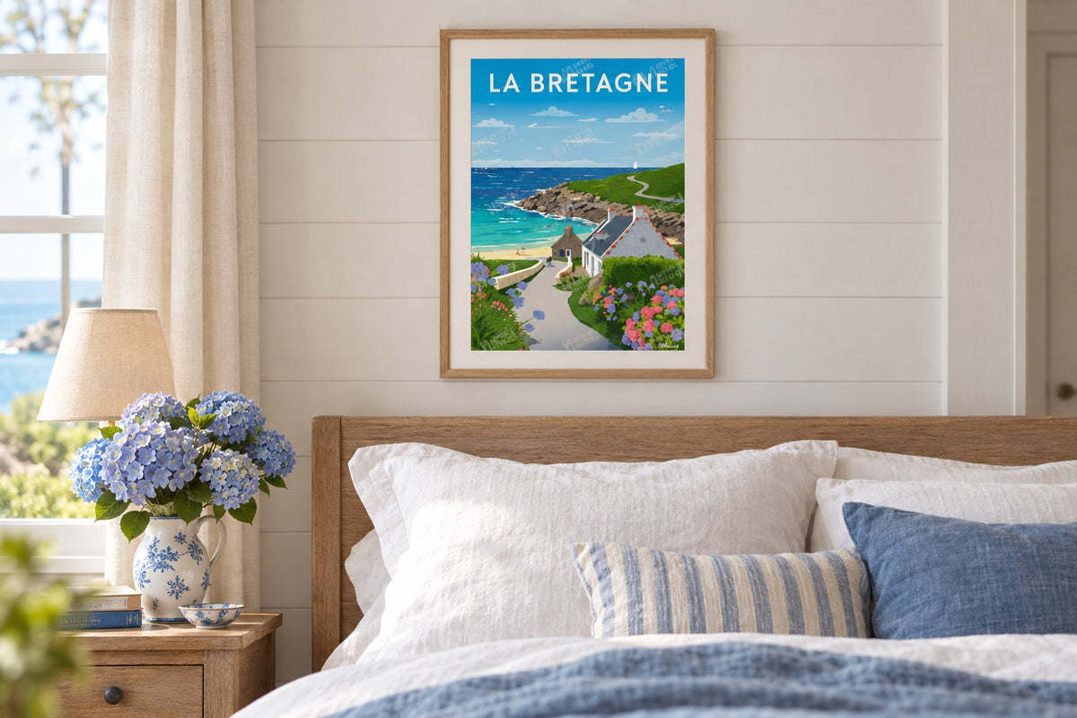 Affiche La Bretagne encadrée au-dessus d'un lit en lin blanc avec hortensias bleus