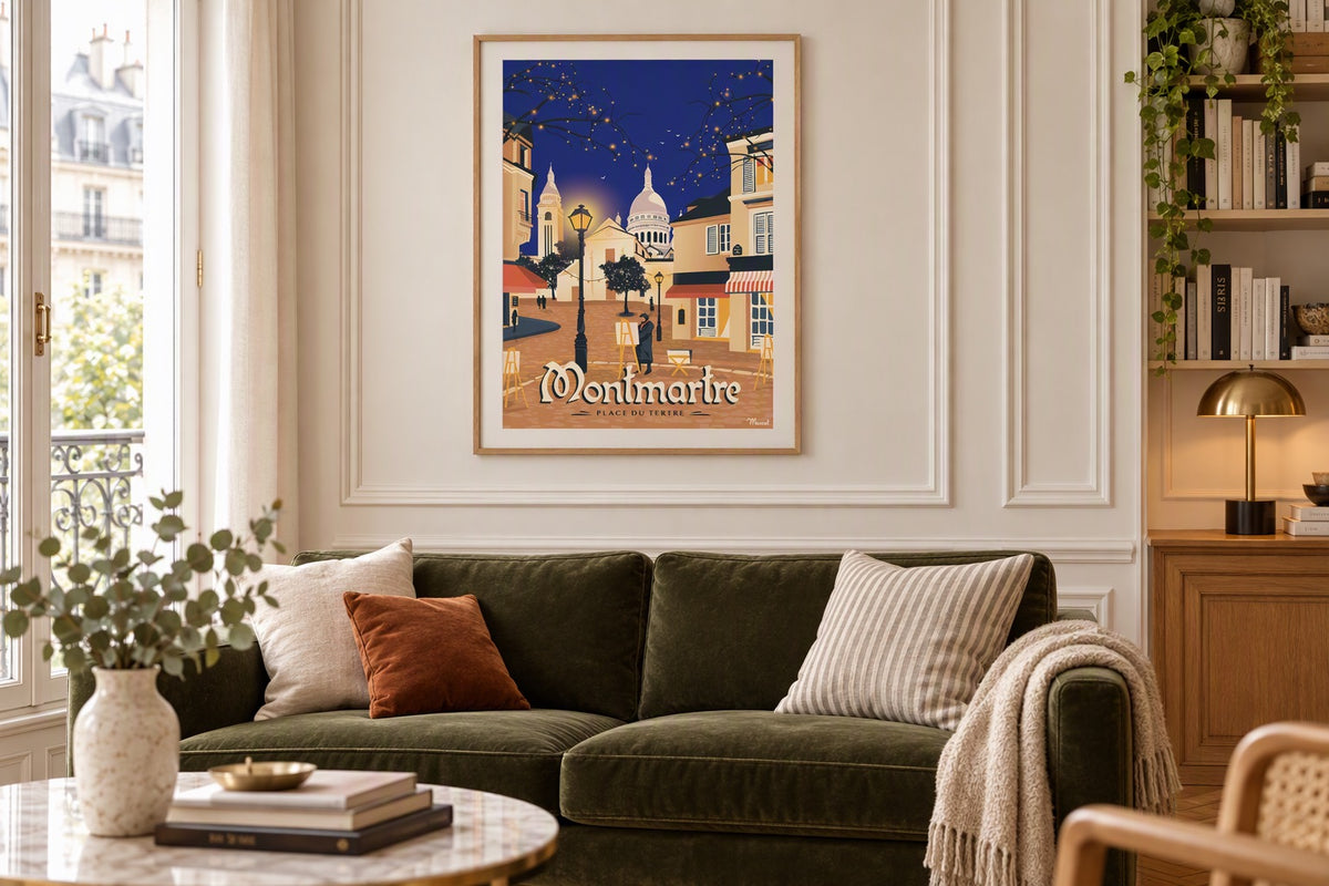 Affiche Montmartre Place du Tertre encadrée au-dessus d'un canapé en velours dans un appartement parisien