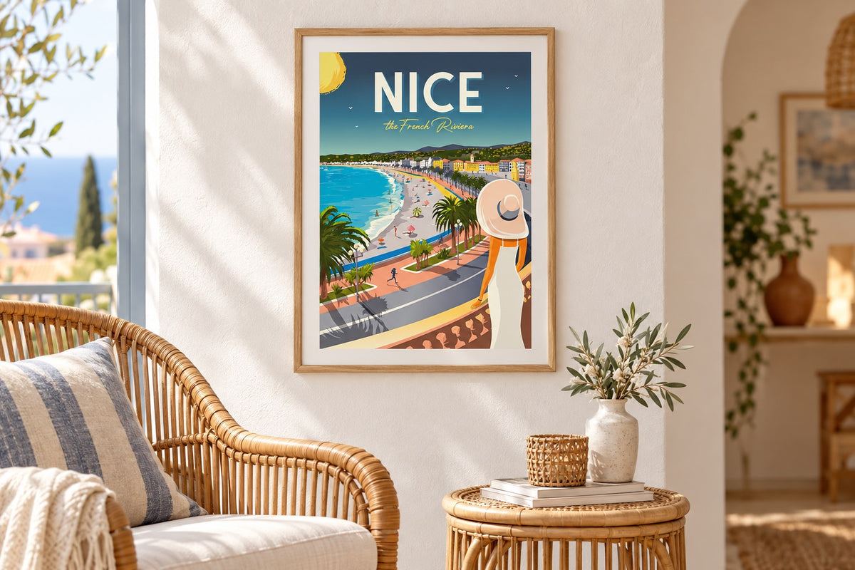 Affiche Nice French Riviera encadrée dans un salon méditerranéen avec fauteuil en rotin