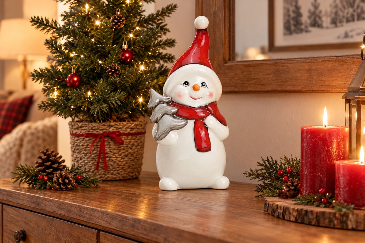 Bonhomme de neige sapin MM blanc et rouge dans une décoration de Noël