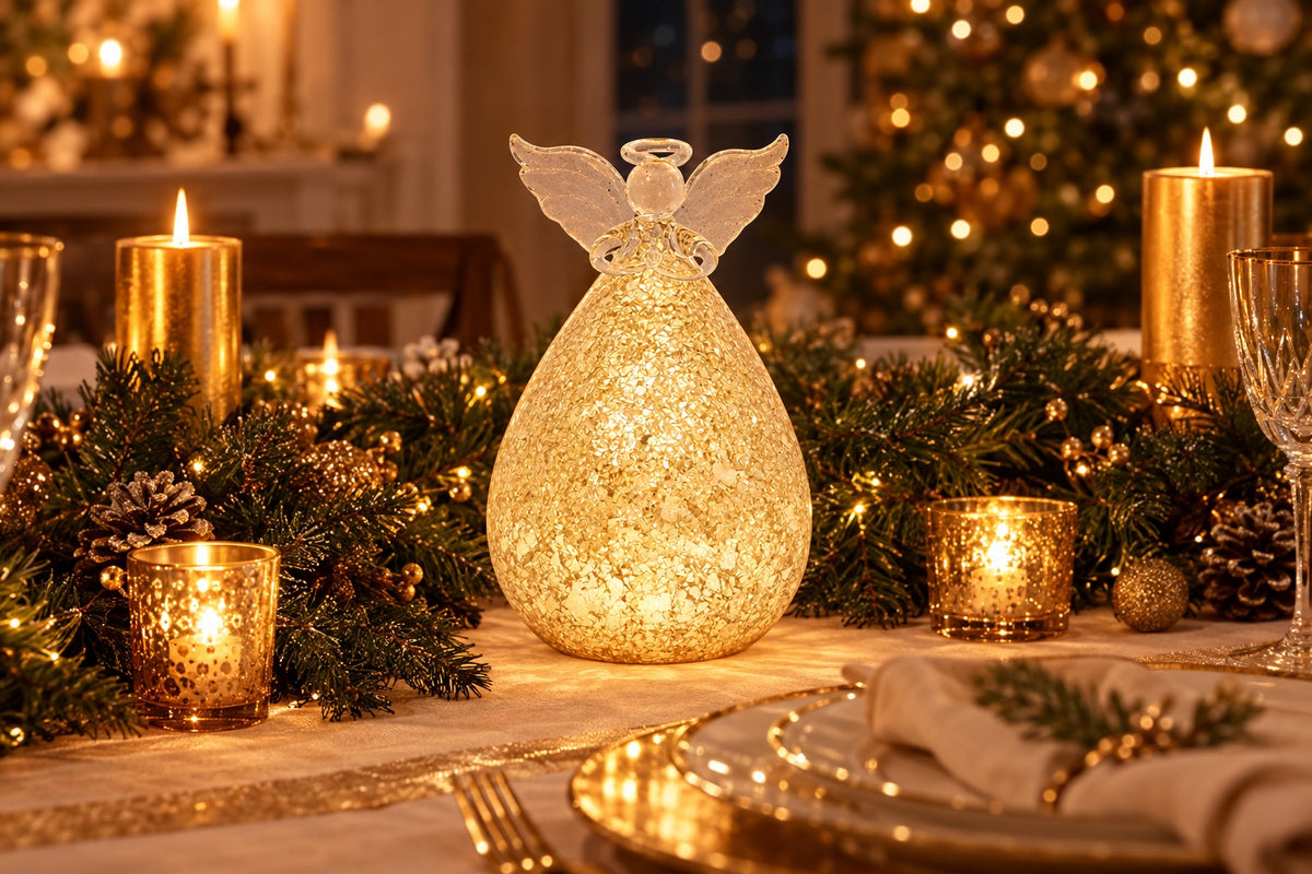 Ange lumineux LED doré allumé sur une table de réveillon
