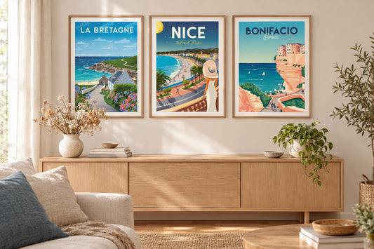 Trois affiches Marcel encadrées en bois clair au-dessus d'un buffet dans un salon lumineux