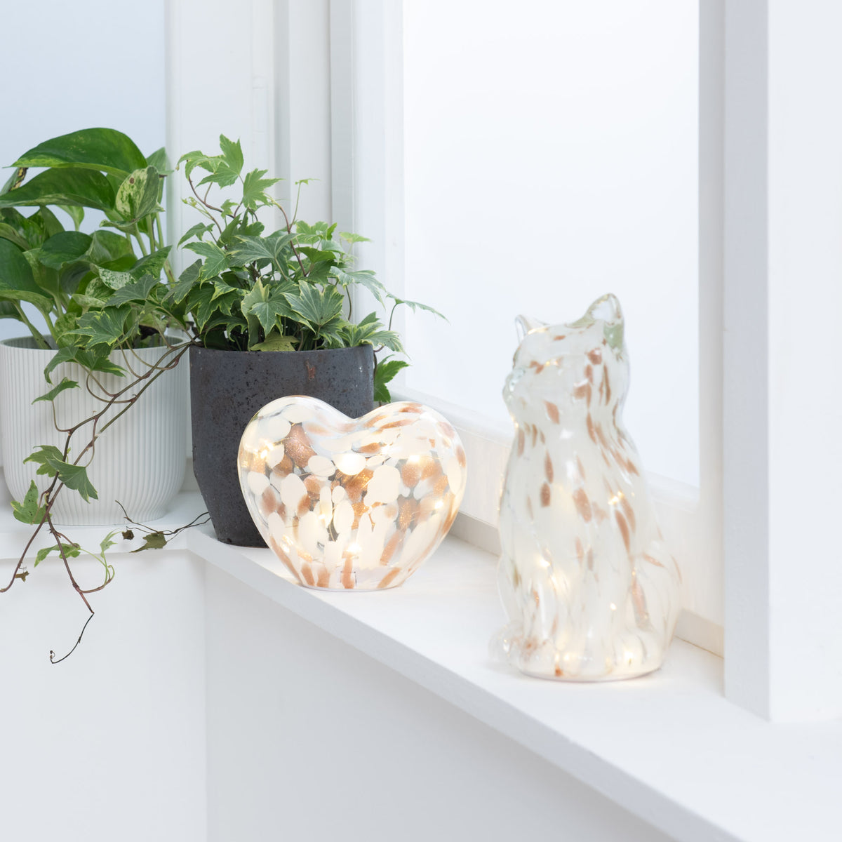 Chat lumineux LED en verre moucheté - Blanc et rose doré
