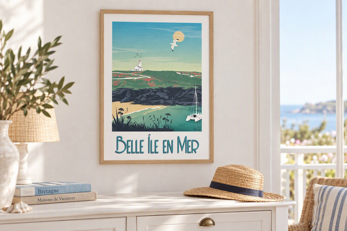 Affiche Belle-Île-en-Mer encadrée au-dessus d'une commode blanche dans une maison de vacances