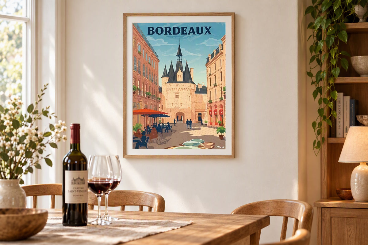 Affiche Bordeaux Porte Cailhau encadrée dans une salle à manger avec vin et table en chêne