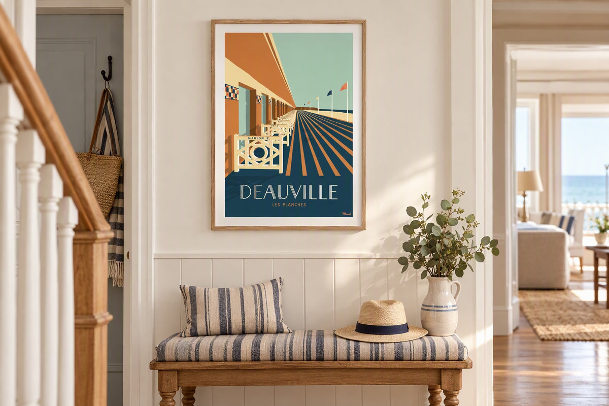 Affiche Deauville Les Planches encadrée au-dessus d'un banc rayé dans une entrée