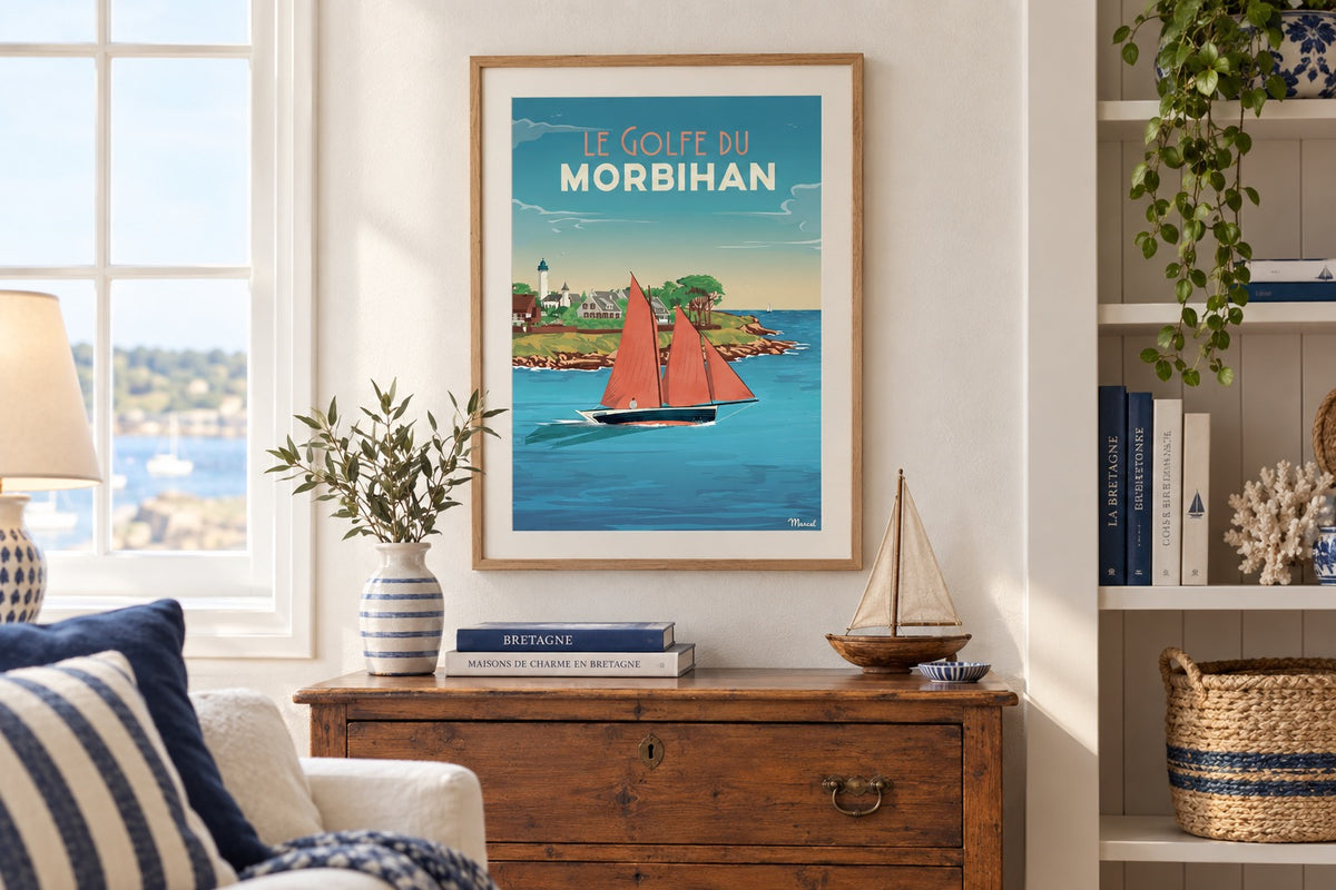 Affiche Golfe du Morbihan encadrée au-dessus d'un coffre en bois dans un salon marin