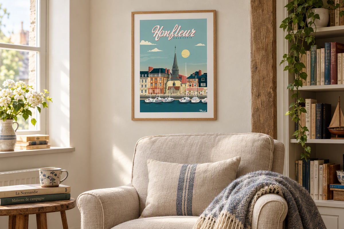 Affiche Honfleur encadrée au-dessus d'un fauteuil en lin dans un coin lecture cosy