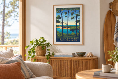 Affiche Hossegor encadrée dans un salon esprit cabane de surf au-dessus d'une console en rotin