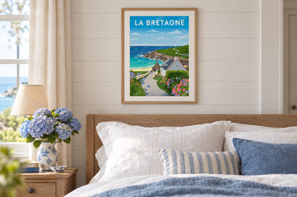 Affiche La Bretagne encadrée au-dessus d'un lit en lin blanc avec hortensias bleus