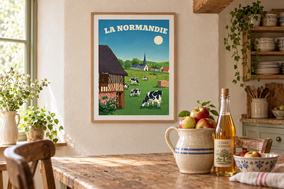 Affiche La Normandie encadrée dans une cuisine de campagne au-dessus d'une table en bois