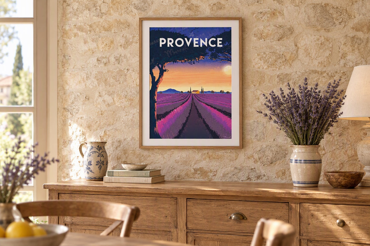 Affiche La Provence encadrée au-dessus d'un buffet en bois avec bouquet de lavande