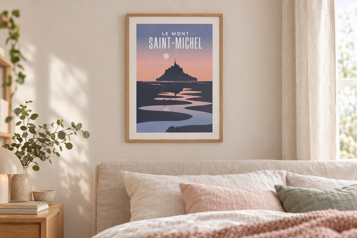 Affiche Mont Saint-Michel encadrée au-dessus d'un lit en lin dans une chambre aux tons pastel