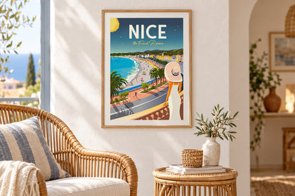 Affiche Nice French Riviera encadrée dans un salon méditerranéen avec fauteuil en rotin