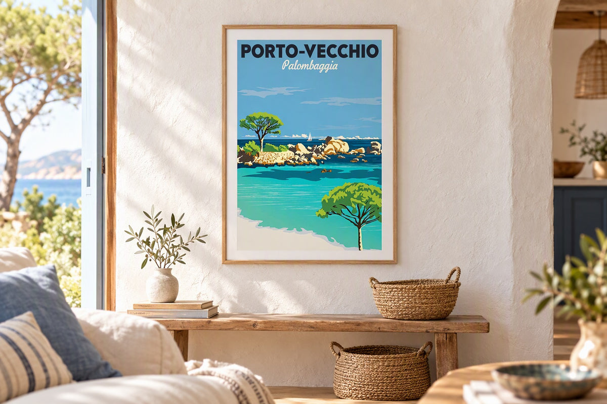 Affiche Porto-Vecchio Palombaggia encadrée au-dessus d'un banc en bois dans un salon lumineux