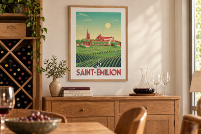 Affiche Saint-Émilion encadrée au-dessus d'un buffet en chêne avec carafe de vin