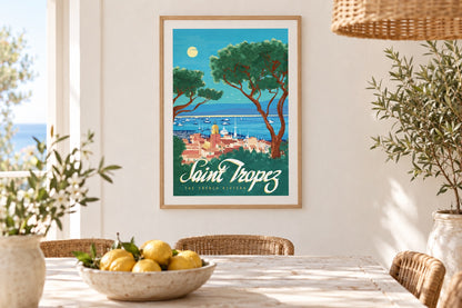 Affiche Saint-Tropez encadrée au-dessus d'une table blanchie dans une maison d'été