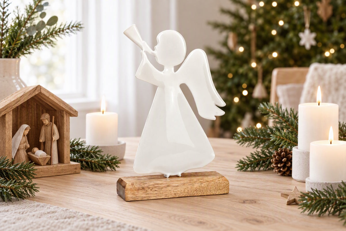 Ange de Noël en métal blanc sur socle en bois dans une décoration scandinave