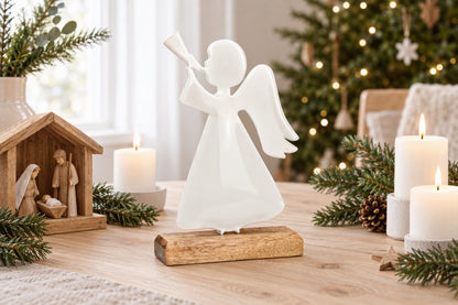 Ange de Noël en métal blanc sur socle en bois dans une décoration scandinave