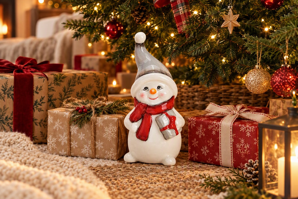 Bonhomme de neige cadeau MM blanc et gris dans une décoration de Noël
