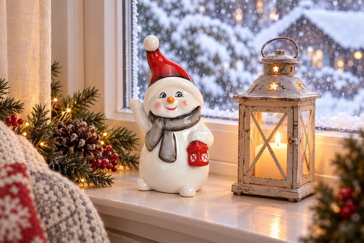 Bonhomme de neige lanterne PM blanc et rouge dans une décoration de Noël