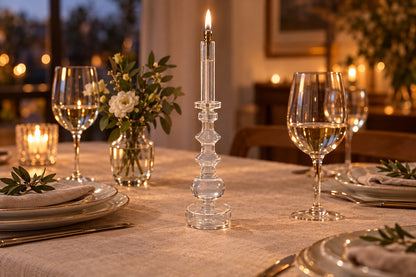 Bougeoir lampe à huile en verre translucide allumé sur une table dressée