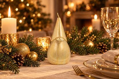 Bougie Père Noël dorée sur une table de réveillon avec des boules de Noël