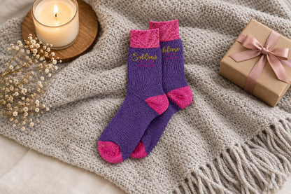 Chaussettes Sublime de la tête aux pieds violet et rose posées sur un plaid