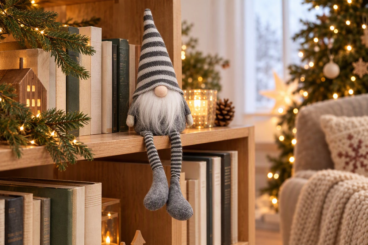 Gnome de Noël jambes pendantes posé dans une décoration de Noël