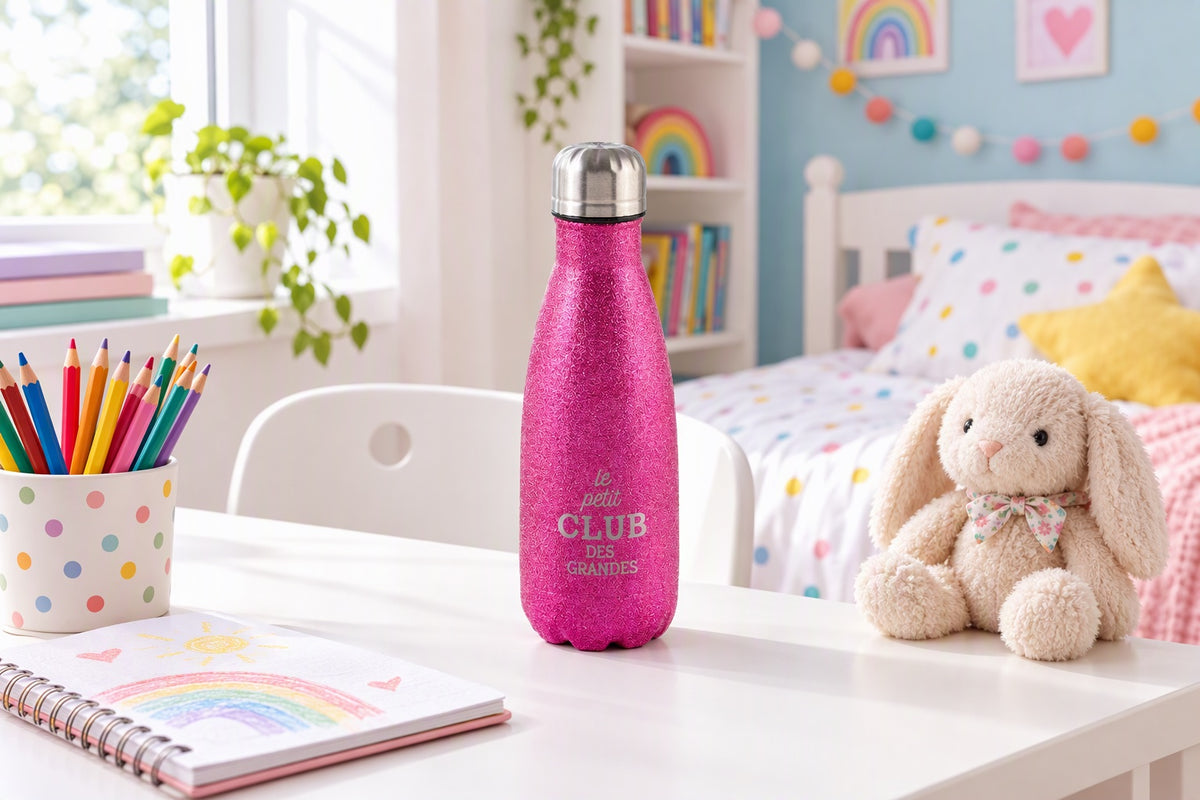 Gourde isotherme rose pailletée posée sur un bureau d'enfant coloré