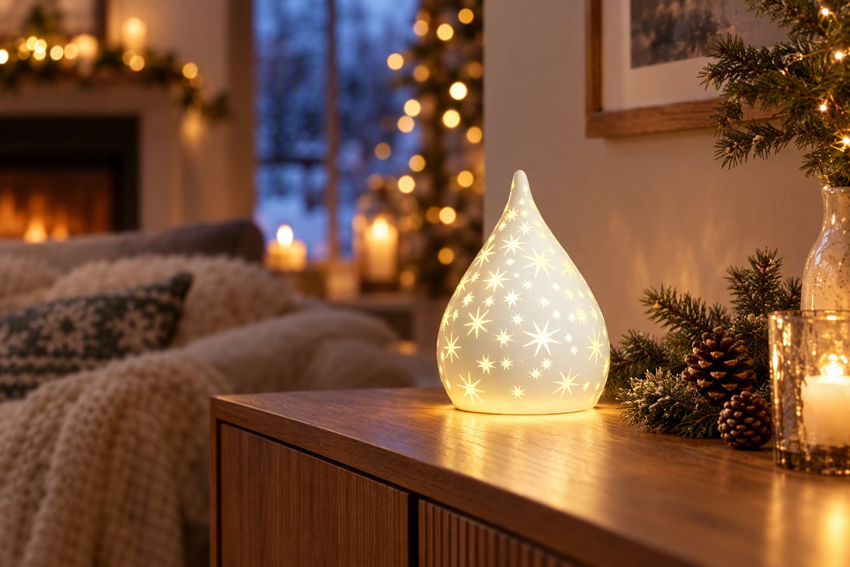 Goutte lumineuse LED blanche percée d'étoiles allumée sur un buffet