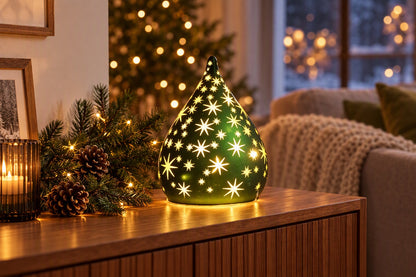Goutte lumineuse LED verte percée d'étoiles allumée sur un buffet