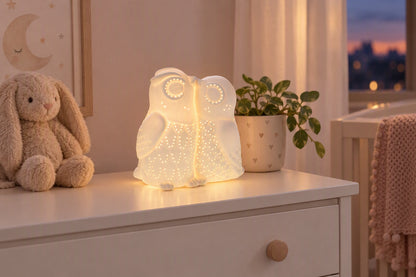 Lampe veilleuse chouettes en porcelaine allumée dans une chambre d'enfant
