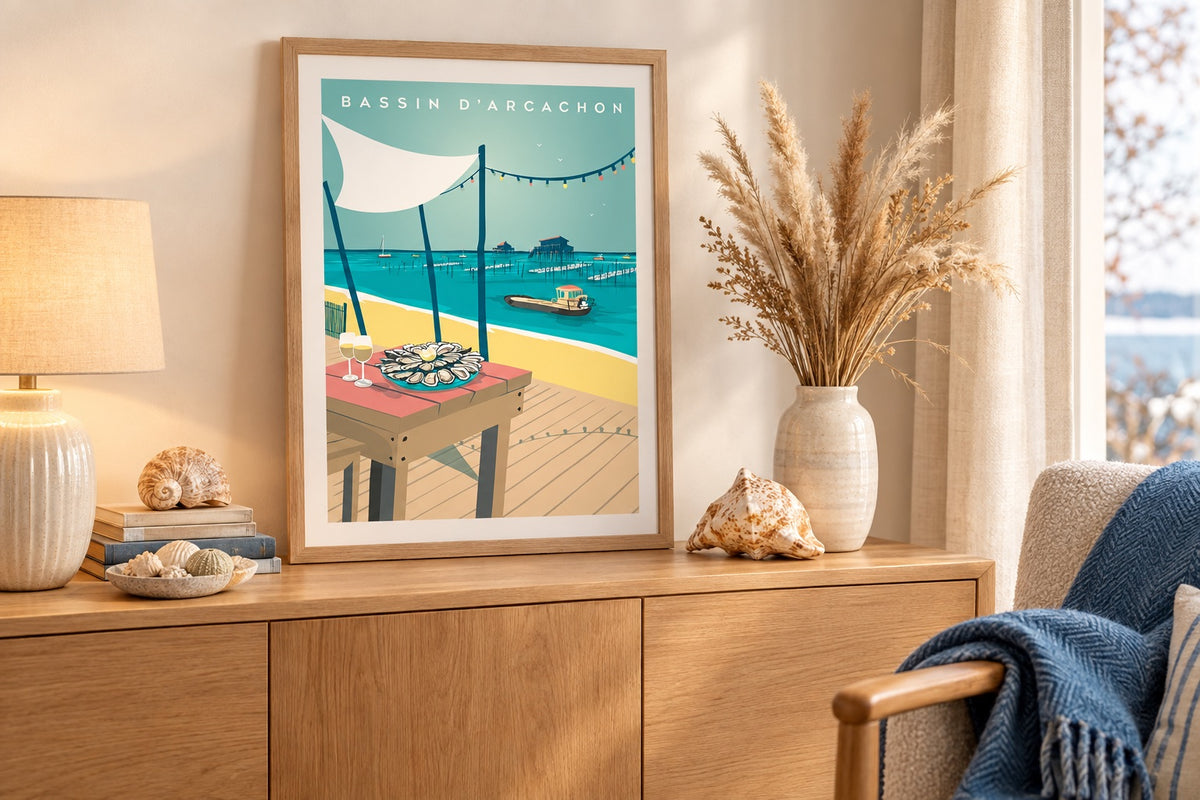 Affiche Bassin d'Arcachon vintage encadrée posée sur un buffet dans un salon cosy